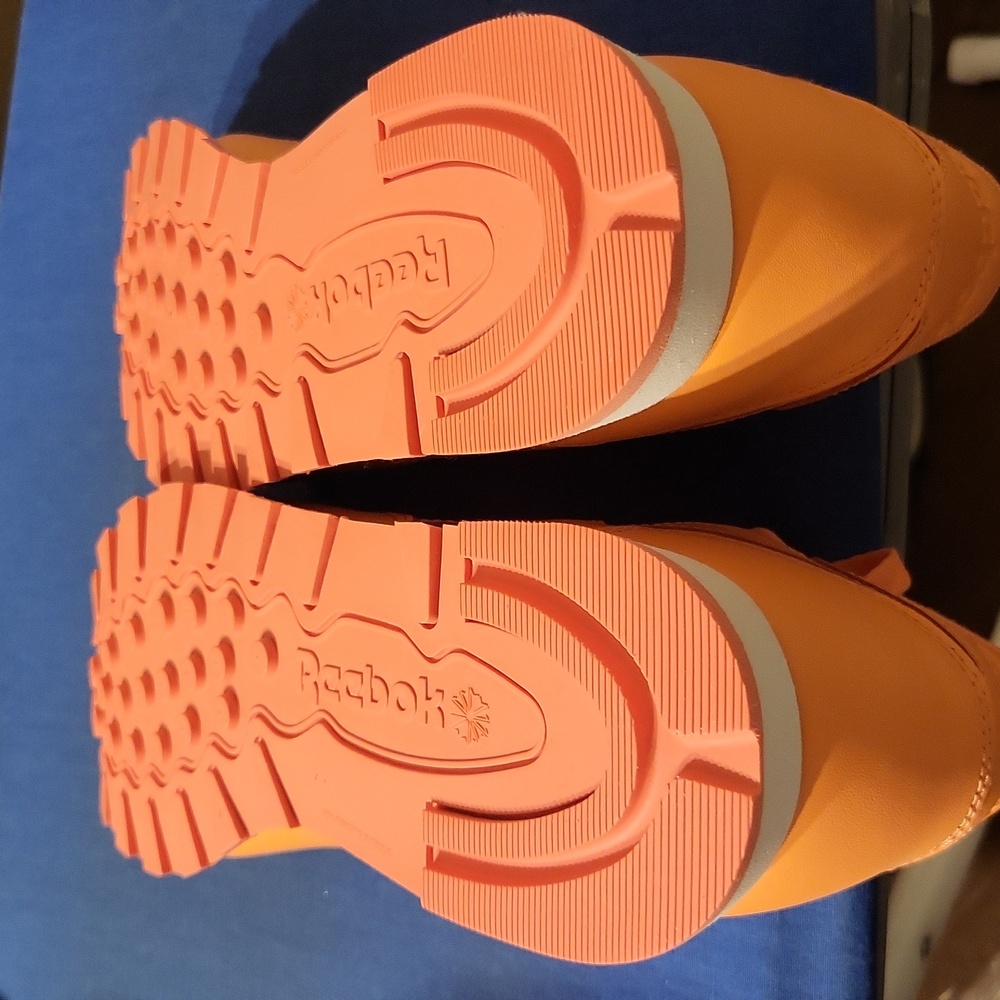 Reebok Sneakers with black reebok shirt. Only shoes available. - Picture 9 of 12